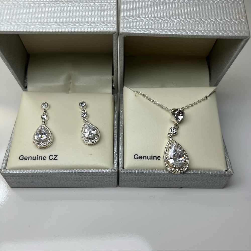 Silver Jewelry Set with Clear Stones